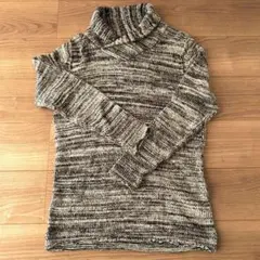 グレー系ストライプタートルネックニット