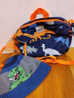☆GAPKids☆ショルダーバック☆ギャップキッズ☆恐竜柄☆おまけのニット帽付き
