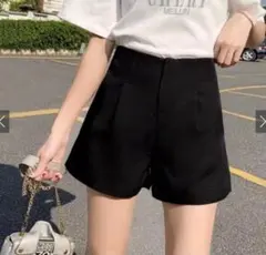 黒ショートパンツタック