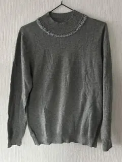 ビーズ付きグレー長袖セーター