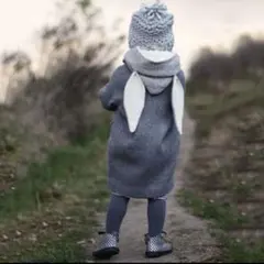 ウサギの耳付きグレーアウター