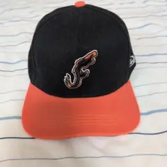 黒オレンジ刺繍キャップ