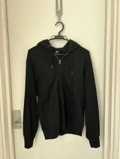 ユニクロ　ブラックフルジップパーカー Sサイズ