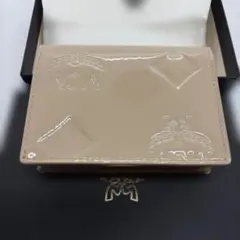 【極美品】MCM 三つ折り財布 エナメル パテントレザー ベージュ 完備品のサムネイル