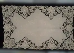 アンティーク レース装飾のクリーム色テーブルセンター（6)