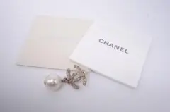 CHANEL 샤넬 코코마크 라인 스톤 펄 스윙 피어싱 한 귀