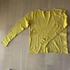 深みのあるイエローカットソー