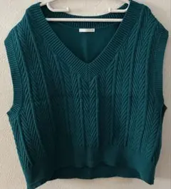 未使用 ジーユー ニットベスト グリーン S〜M