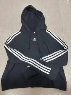 adidas ブラック クロップド丈 パーカー