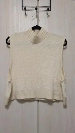 アイボリー ハイネック ニットベスト