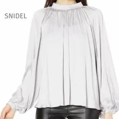 SNIDEL サテンギャザースタンドカラーブラウス