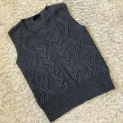 【BEAMS】ベスト ケーブル編み グレー ニット素材 シンプルデザイン