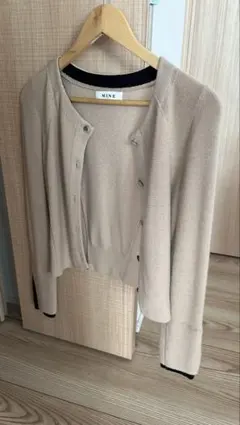 MINE ベージュ ボタン付きカーディガン