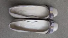 ESPERANZA ベージュ エナメル フラットシューズ リボン付き