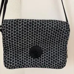 Kiplingの幾何学模様ショルダーバッグ「SUNIGAM」