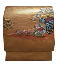 未使用品　名古屋帯　くすんだ朱赤の地に金ラメ　御所車と四季の花々　刺繍
