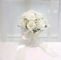 ホワイトローズ、かすみ草　造花花束　ラウンドブーケ