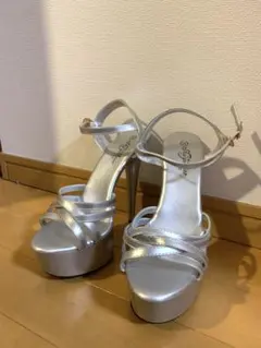 美品・未使用★シルバー ハイヒールサンダルストラップ付き25cm、ヒール15cm