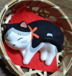 籠の中で寝る猫の置物　薬師窯