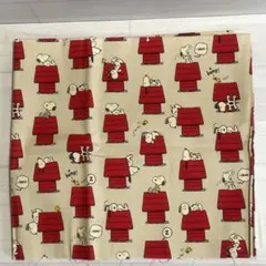 ⭐︎レア⭐︎2015年製　スヌーピー　赤い犬小屋柄　ベージュ　オックス　110✖️50のサムネイル
