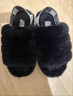 UGG アグ ファーサンダル ブラック 黒 ロゴ入り ストラップ 22cmのサムネイル