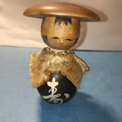 伝統的な日本人形 木製 黒と金色