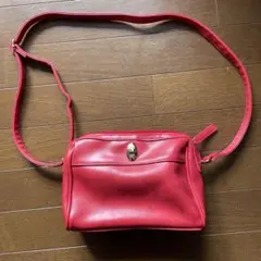 赤のショルダーバッグ　レガリス