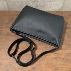 カジュアルショルダーバッグ　シュリンク型押し革　黒