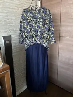 コーデ売り 花柄トップスとネイビーのプリーツスカート