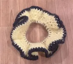 毛糸のシュシュ　白色とネイビー　ハンドメイド　アクセ　大人　子供