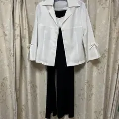 ホワイトジャケット、ベスト、ストレートパンツのセット