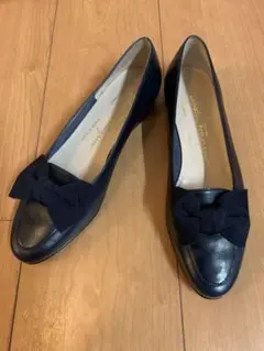 Salvatore Ferragamo ネイビー リボン付き フラットシューズ