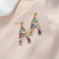 ピアス　大ぶり揺れぶりピアス　ゴールドカラービーズ装飾　個性ありス　即購入可