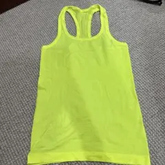 lululemon タンクトップ　ネオンイエローサイズ4のサムネイル
