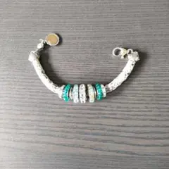 ビーズ装飾付き編み込みブレスレット