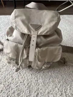 プラダ　リュック　ナイロン　ベージュ系 サンドベージュ スモール Re-Nylon バックパック | PRADA