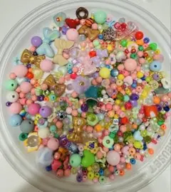 カラフルなプラスチックビーズセット　チャームあり