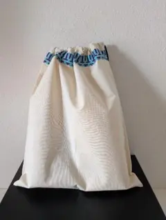 トリーバーチ　保存袋　 巾着型バッグ メタルチャーム付き