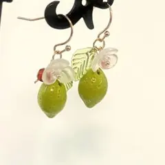 可愛いチェコビーズレモン緑色　天然石小粒＆フラワー＆葉　ピアス