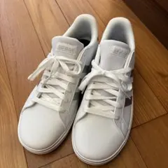 adidas スニーカー ホワイト×メタリックシルバー