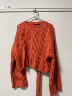 オレンジ編み込みクロップドニット