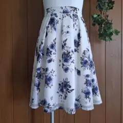 【美品】フレアスカート 薔薇 ひざ丈 バラ柄 Mサイズ ホワイト・ブルー花柄