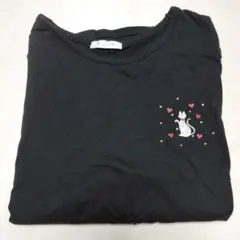 猫とハートプリントの黒Tシャツ