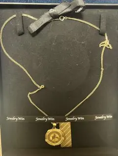 メダル型ペンダントネックレス