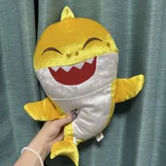黄色いサメのぬいぐるみ