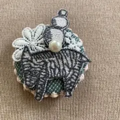 ミナペルホネンハンドメイド 鳥刺繍とレースの丸型ブローチ - メルカリ