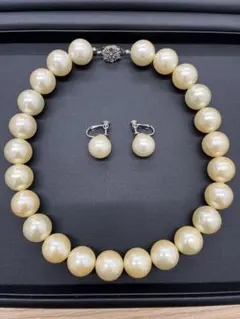 クリーム色のパールネックレスとイヤリングセット