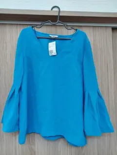 【新品】Vネックシャツ