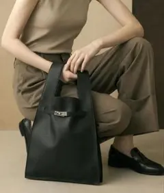 シンプルな黒いトートバッグ