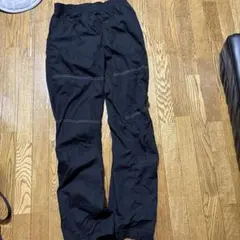 黒のストレートパンツ サイドポケット付き